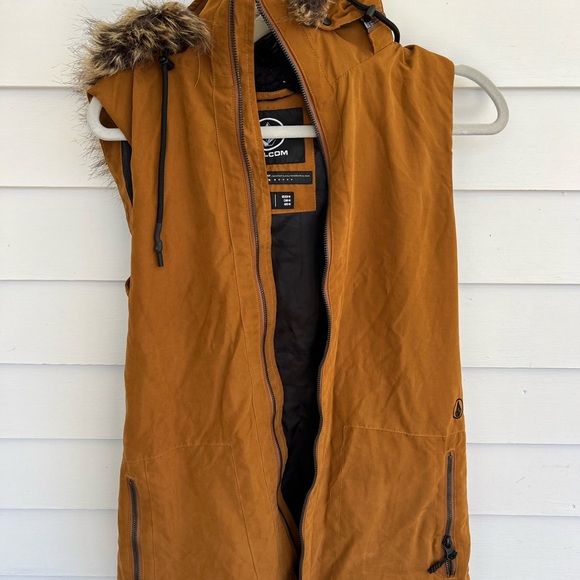 Volcom women’s Medium Vest with detatchable fur hood - Picture 5 of 5